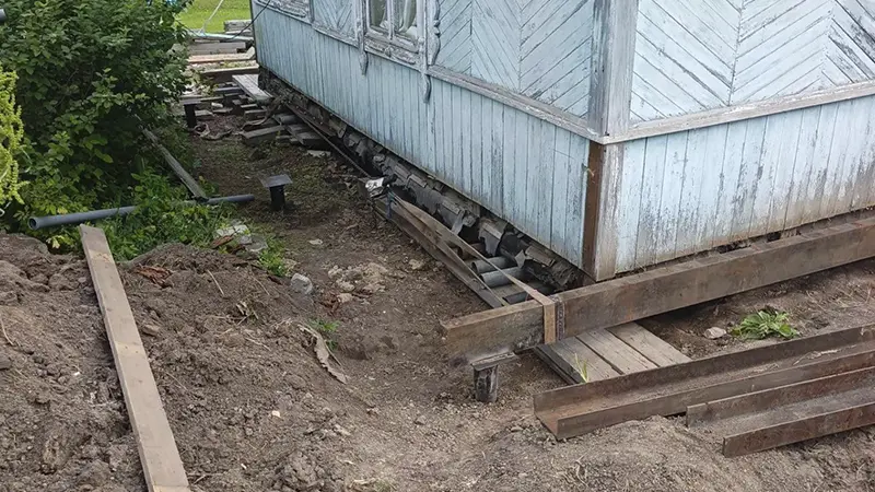 Работы по подъёму дома