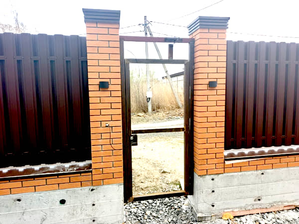 Фото: Установка забора с ростверком